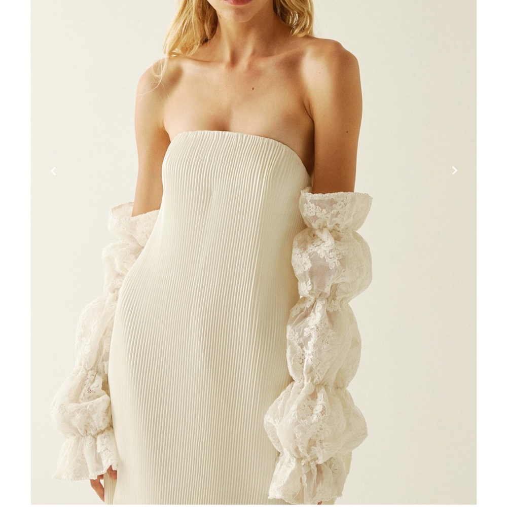 Simple & chic wedding gown - Picture 2 of 13